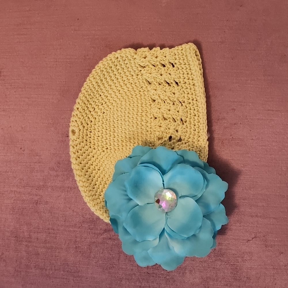 Infant crochet hat with detachable flower clip